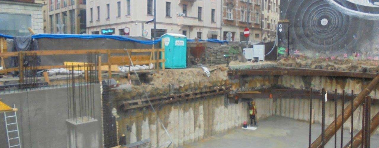 Zabezpieczenie wykopu w technologii palisady VDW, ul. Młyńska w Katowicach.