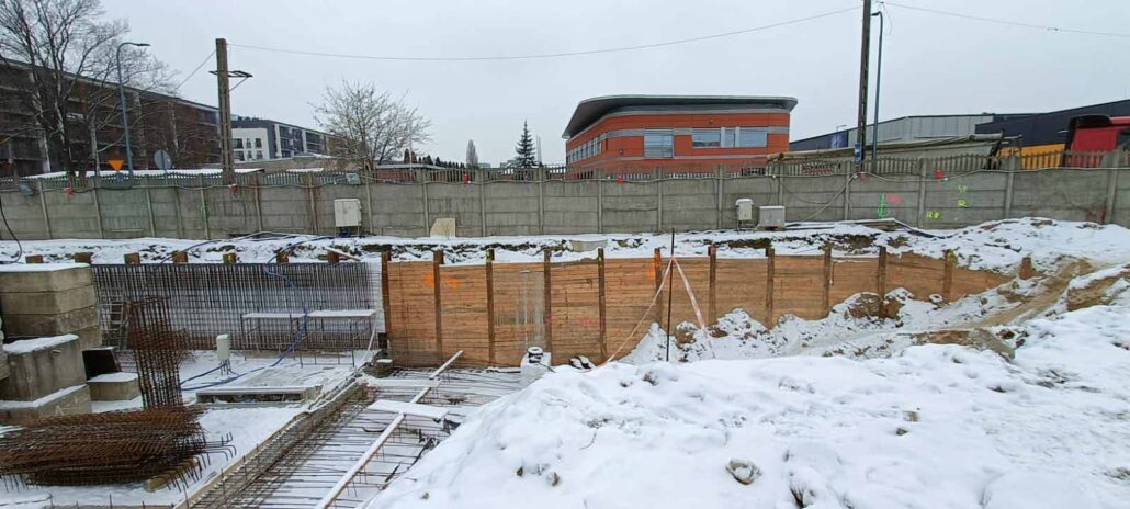 Opinka drewniana ścianki berlińskiej i rozparcia stalowe