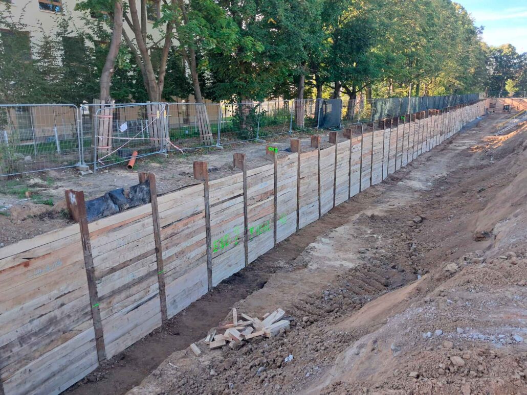 Zabezpieczenie wykopu ścianką berlińską w Poznaniu